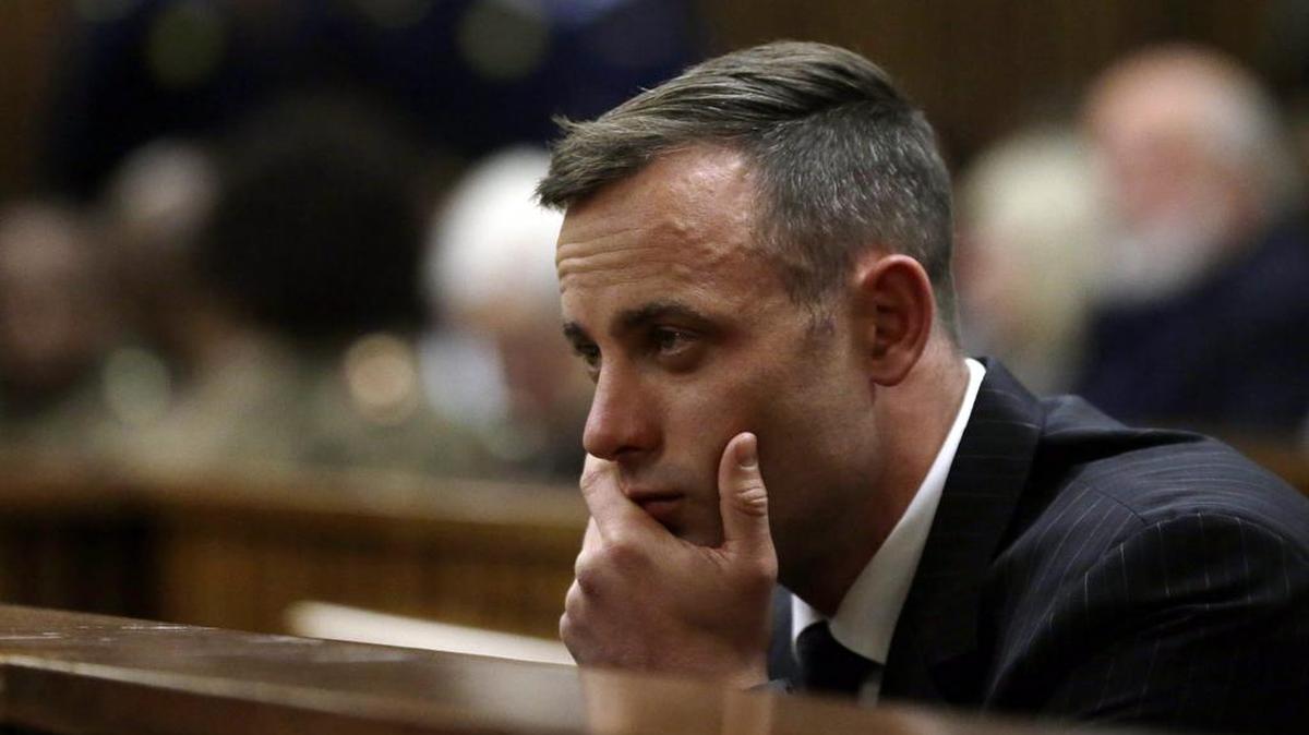 El atleta sudafricano Oscar Pistorius (c) sentado en el banquillo de los acusados durante una vista para dictar la pena que debe cumplir por el asesinato de su novia, la modelo Reeva Steenkam, en el Tribunal Superior del Norte de Gautengal en Pretoria (Sudáfrica) el 13 de junio de 2016.