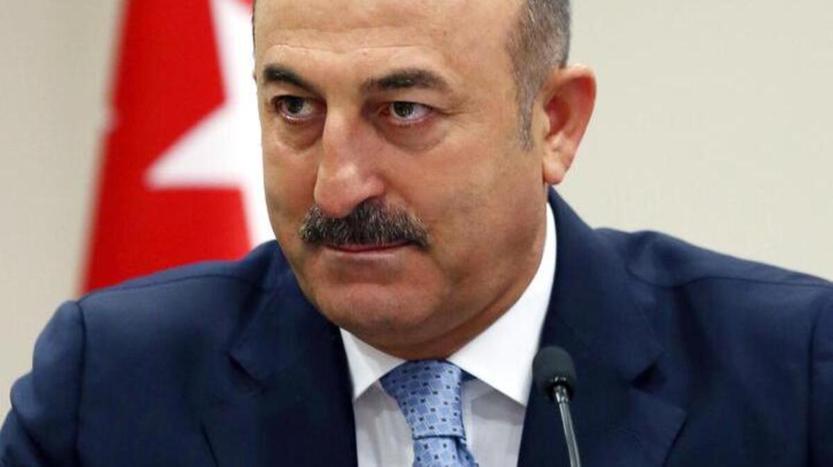 El ministro de Relaciones Exteriores de Turquía, Mevlut Cavusoglu, habla durante una conferencia de prensa.