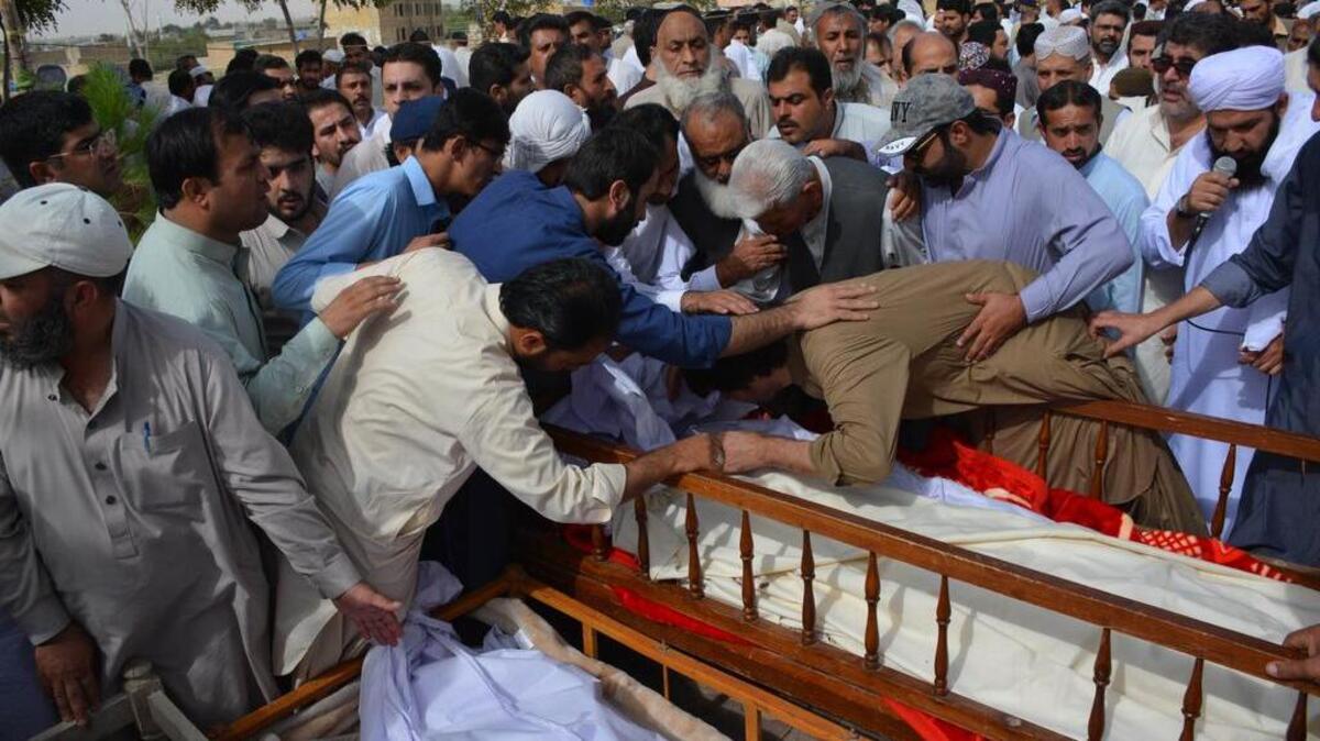 Un hombre con ocho kilos de explosivos hizo detonar las bombas en la entrada de emergencias del Hospital Civil de Quetta.