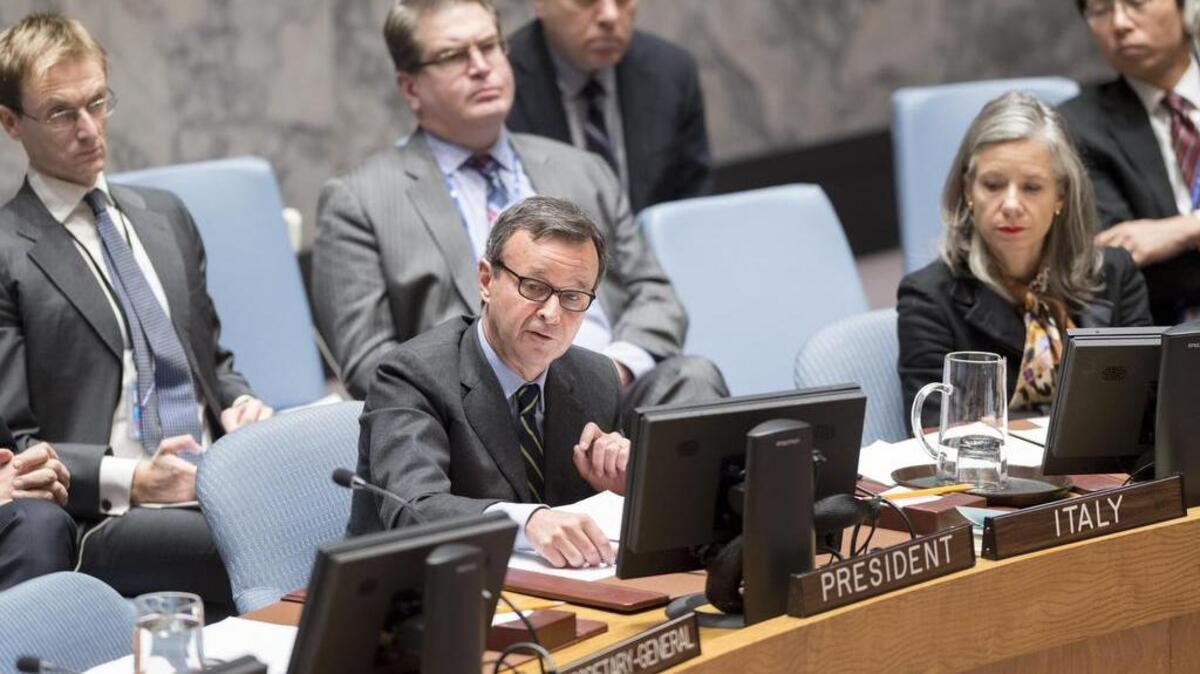 Fotografía cedida donde aparece el presidente del Consejo de Seguridad de la ONU para el mes de noviembre, el italiano Sebastiano Cardi, el martes 28 de noviembre de 2017, durante una reunión convocada de urgencia en respuesta a las recientes imágenes de inmigrantes subsaharianos aparentemente siendo subastados como esclavos en algún lugar de Libia.