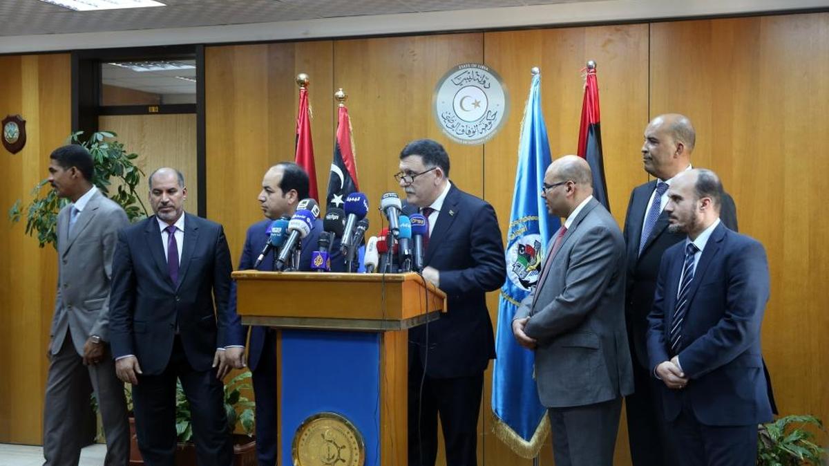 Fayez Al-Sarraj habla durante una conferencia de prensa en la Base Naval de Mitiga en Trípoli, Libia, el miércoles, marzo 30. Al-Sarraj, la cabeza de un gobierno de unidad de Libia mediado por la ONU, llegó a la capital con seis diputados para establecer una sede temporal del poder en una base naval a pesar de las amenazas de los grupos rivales. Las naciones occidentales ven el gobierno de unidad como la mejor esperanza para acabar con el caos de Libia y unir a todas las facciones contra el Estado Islámico, que se ha apoderado de la ciudad central de Sirte.