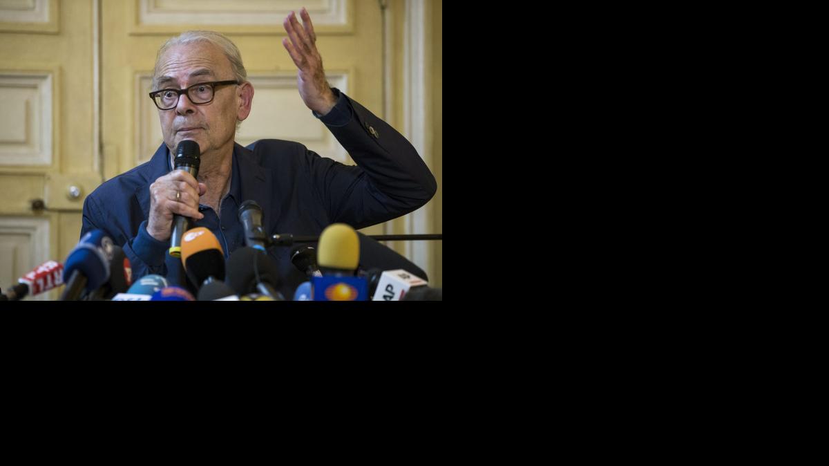 <cutline_leadin>El autor</cutline_leadin> francés Patrick Modiano durante una rueda de prensa tras conocer la concesión del Premio Nobel de Literatura de 2014 en París, Francia, el jueves.<252><252>