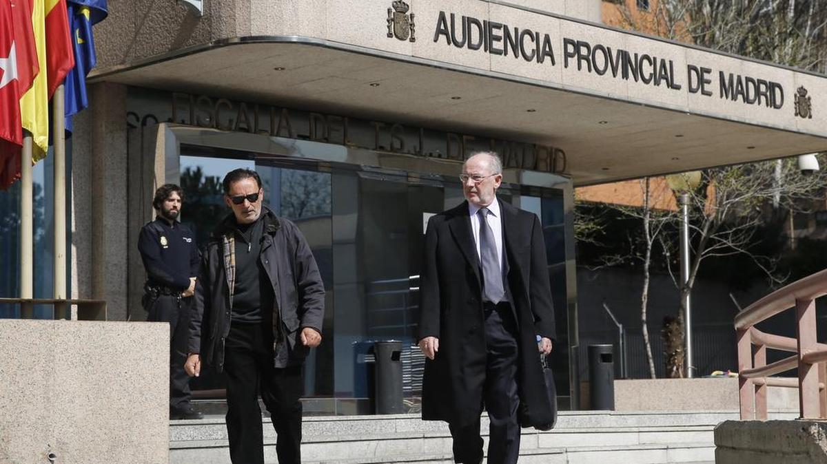 El ex vicepresidente del Gobierno, ex presidente del FMI y de Bankia, Rodrigo Rato, a su salida de la Audiencia Provincial de Madrid donde ha prestado declaración por videoconferencia en la vigésima jornada del juicio del Caso Nóos, que se celebra en Palma de Mallorca. EFE/Mariscal