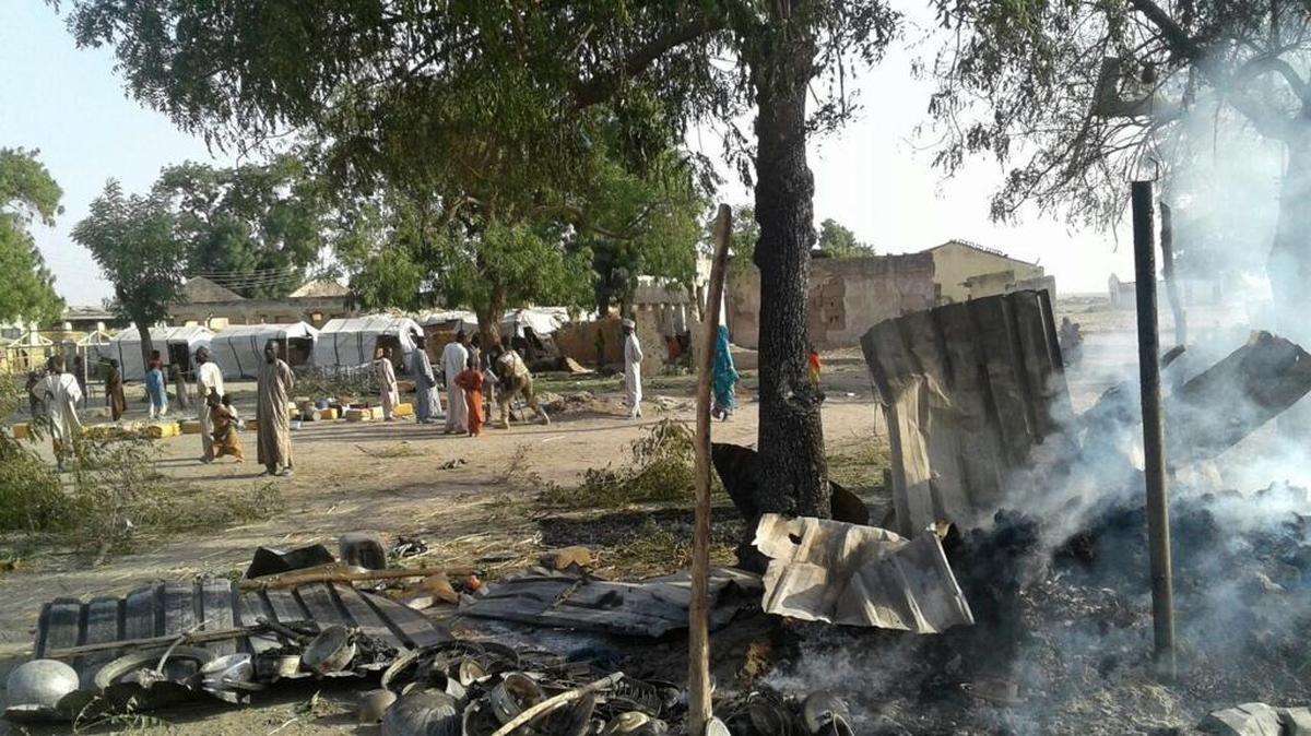 Humo sale de un campamento para desplazados que fue bombardeado por error por la fuerza aérea de Nigeria.