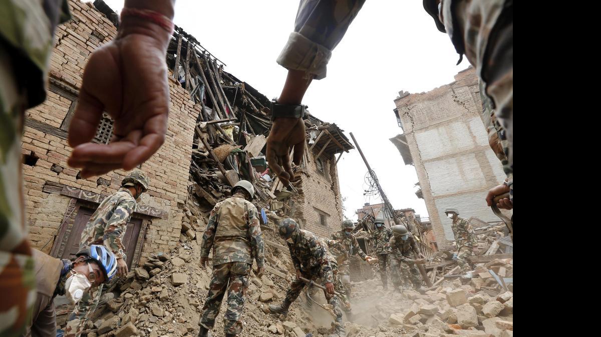 
Varios soldados nepalíes participan en una operación de rescate en un edificio derrumbado por el seísmo que ha golpeado el país asiático, en Shaku, Nepal, el, martes.
