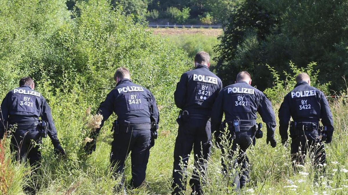 Miembros de la policía buscan pruebas el martes. Un afgano solicitante de asilo de 17 años hirió con un hacha y un cuchillo a cinco personas en un tren regional alemán.