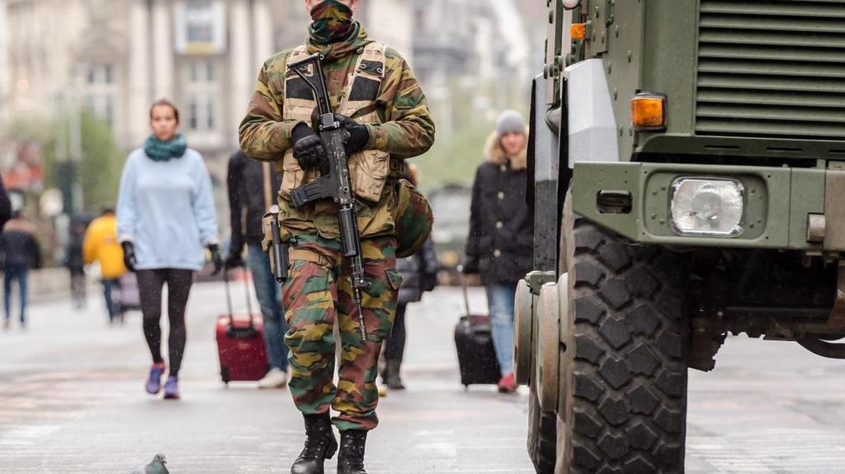 Bélgica decidió este domingo mantener su máxima alerta terrorista en Bruselas, por temor a una réplica de los atentados de París.
