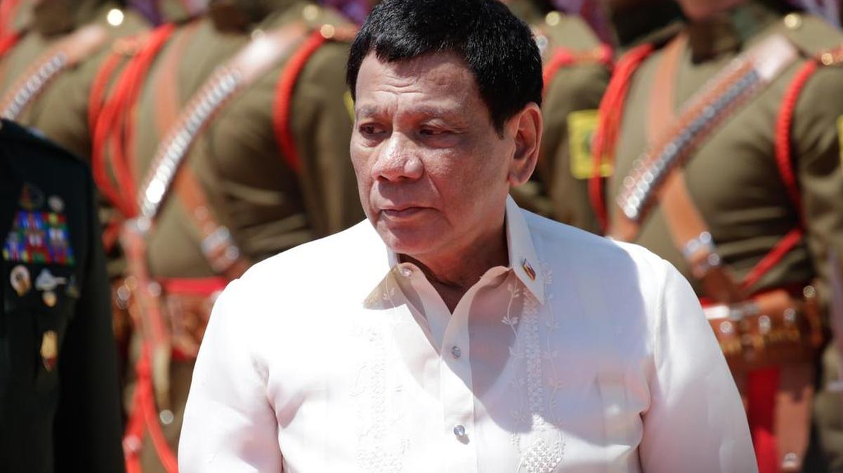 El presidente filipino Rodrigo Duterte revisa la guardia de honor a su llegada al Palacio Real en Amán (Jordania) el 6 de septiembre de 2018.