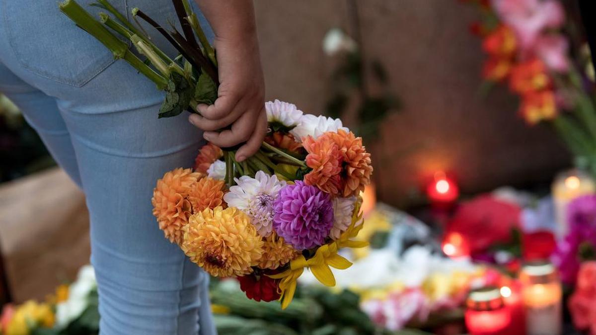 Una muchacha deja un ramo de flores para conmemorar a las víctimas de la matanza en Munich, Alemania, el 23 de julio del 2016.