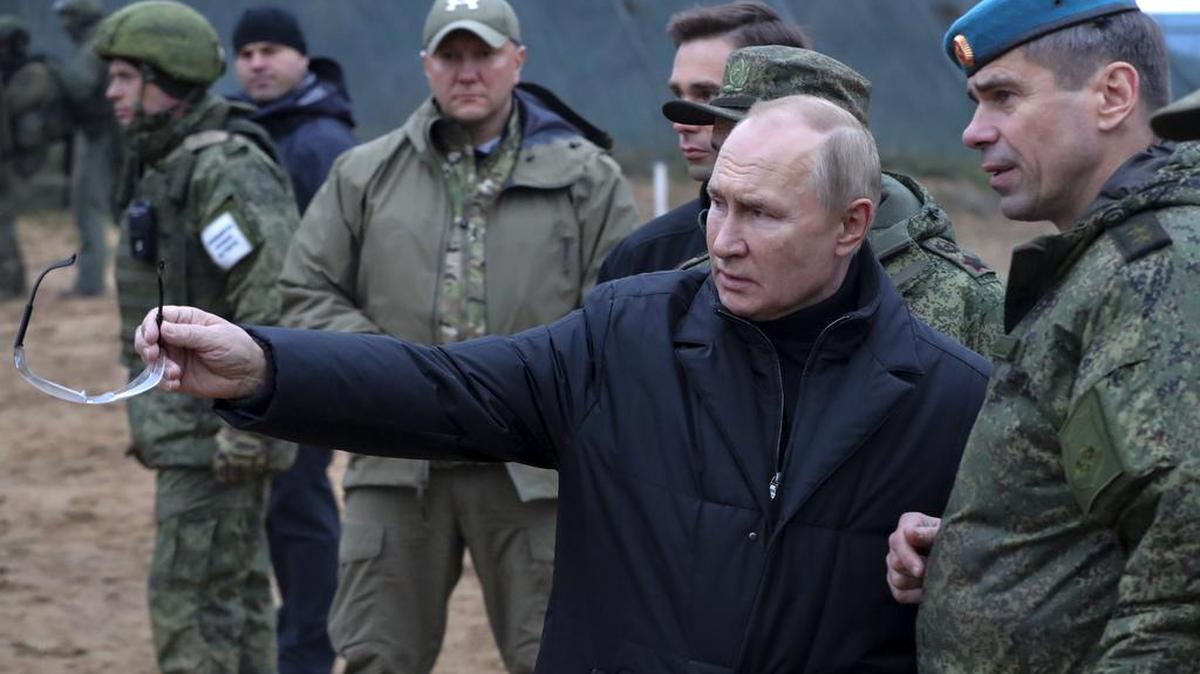 El presidente ruso Vladimir Putin visita un centro de entrenamiento militar para reservistas movilizados en la región de Ryazan, Rusia, el 20 de octubre del 2022.