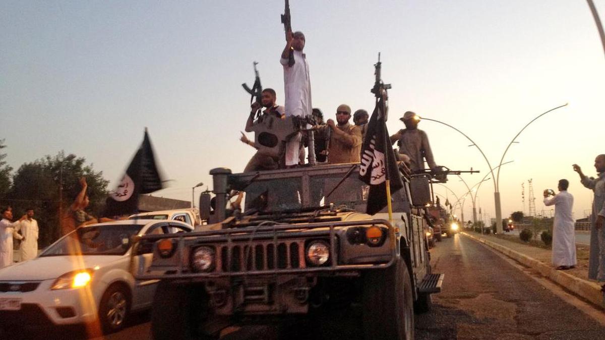 Miembros de la organización terrorista Estados Islámico, el 23 de junio de 2014 en Mosul, Irak.
