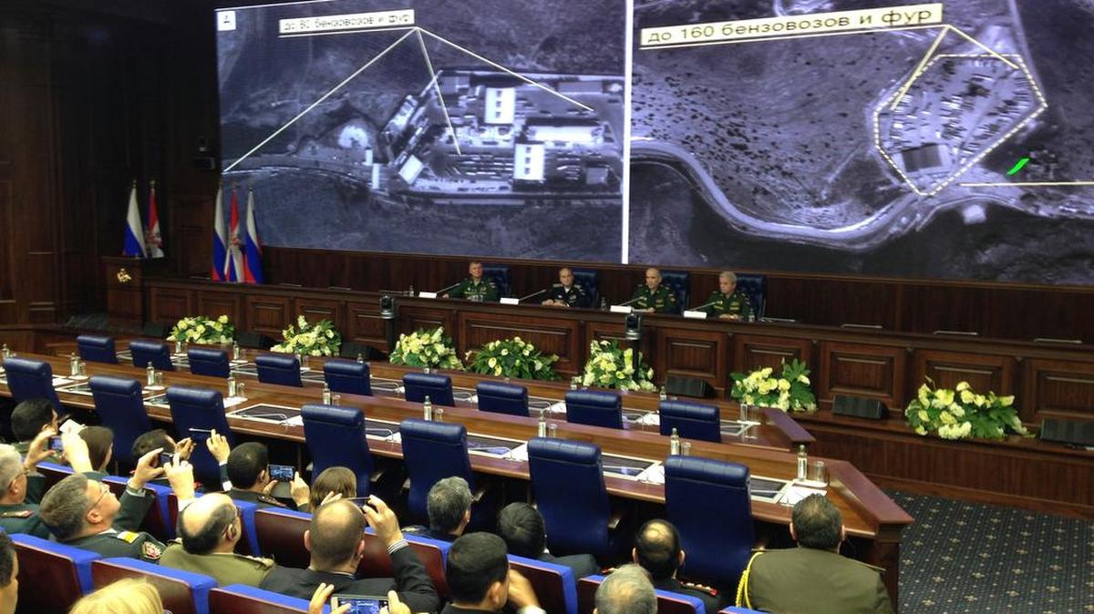 El Ministerio de Defensa ruso invitó a docenas de militares extranjeros para mostrarle imágenes de satélite de miles de camiones cargados de petróleo controlados por el grupo EI, llegando a los puertos y refinerías de Turquía.