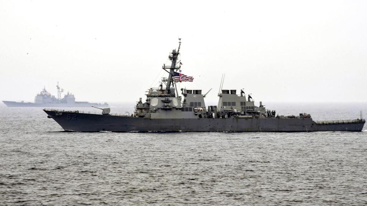 Foto de archivo del destructor USS Fitzgerald en el mar de Japón.