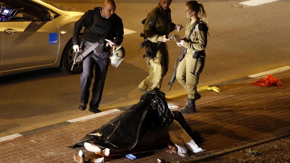 Soldados israelíes inspeccionan el área donde murió un hombre, tras un ataque en el sur de Jerusalén, en Cisjordania, el jueves.