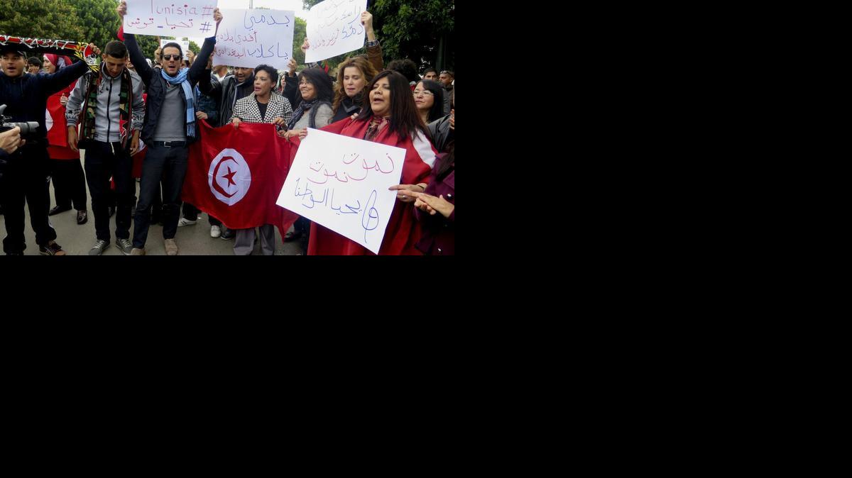 <cutline_leadin>Unas trescientas</cutline_leadin> personas se manifestaron el viernes en Rabat frente a la sede de la embajada tunecina contra el terrorismo y en solidaridad con Túnez tras el atentado del Museo del Bardo del pasado miércoles.