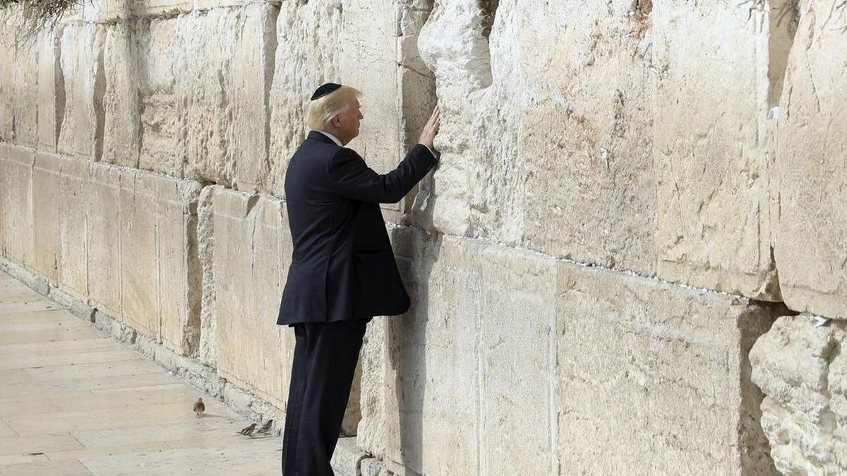 El presidente estadounidense Donald Trump visita el Muro de las Lamentaciones en Jerusalén, Israel, el lunes 22 de mayo de 2017.