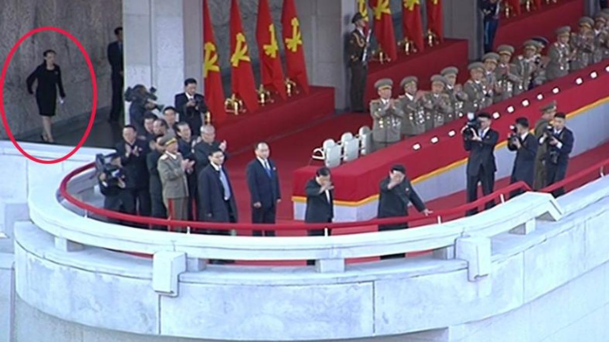 
Kim Yo-jong es considerada toda una figura emergente en el jerarquizado Estado comunista, al contrario que el otro hermano del líder, Kim Jong-chol, y su hermanastro mayor, Kim Jong-nam, que viven fuera de su país y no están implicados en el Partido de los Trabajadores.
