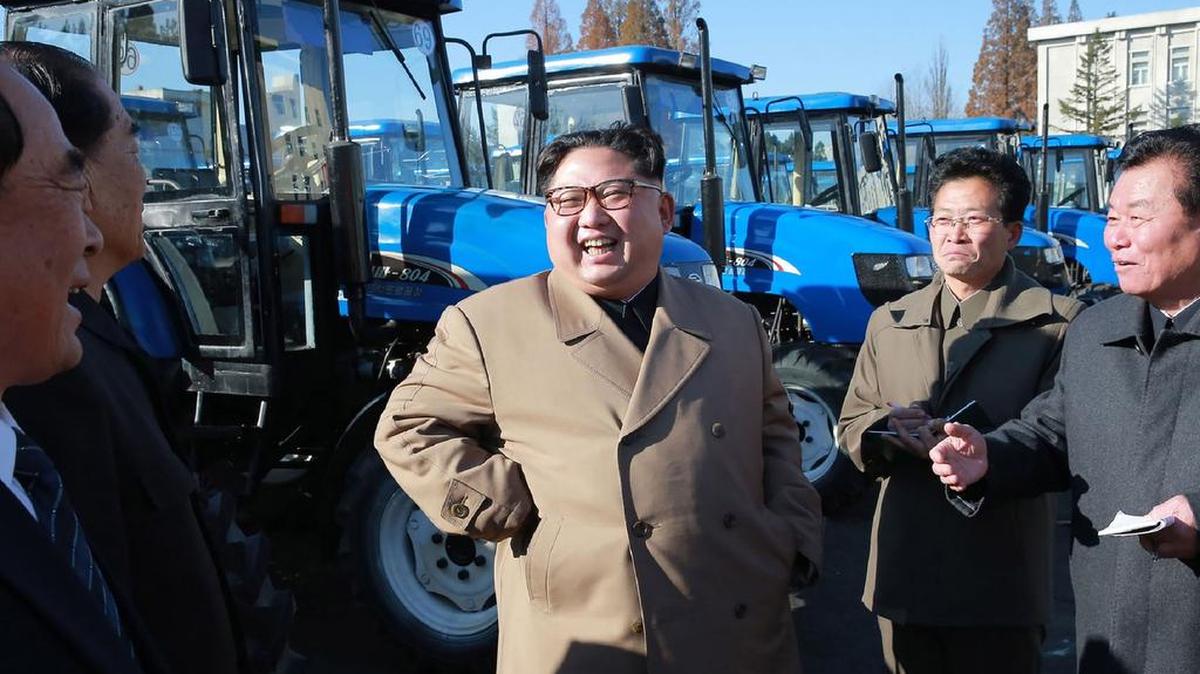Esta foto sin fecha publicada por la Agencia de Noticias Central de Corea del Norte (KCNA) el 15 de noviembre de 2017 muestra al líder norcoreano Kim Jong-Un (C) inspeccionando la Fábrica de Tractores Kumsong en la ciudad de Nampo, Corea del Norte.