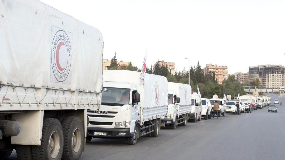 Varios camiones cargados con ayuda humanitaria se dirigen el miércoles a cinco localidades asediadas en el centro y el norte de Siria, informó la Media Luna Roja.
