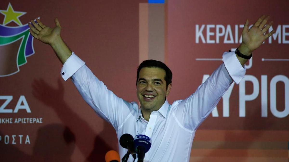 
En su breve discurso, Tsipras aplaudió una “victoria del pueblo”, y la interpretó como un mandato “cristalino” para gobernar cuatro años, después de un 2015 muy agitado.
