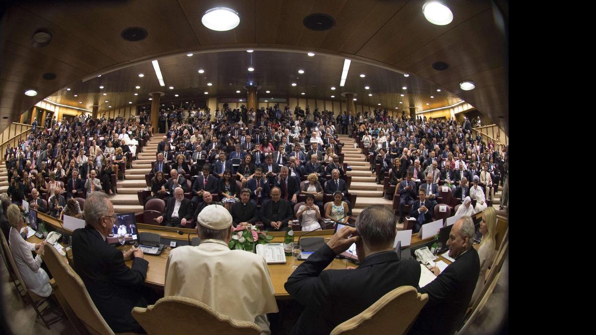 
El papa Francisco (cen.), durante su intervención en el simposio “Esclavitud moderna y cambio climático: el compromiso de las ciudades” en la Ciudad del Vaticano, el martes. El simposio reúne a 60 alcaldes de todo el mundo para debatir sobre estas dos lacras.
