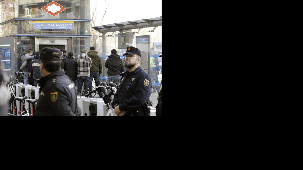 
Varios compañeros durante el traslado del cuerpo del policía nacional que ha muerto el viernes arrollado por un tren de cercanías tras ser arrojado a las vías por un hombre en la madrileña estación de Embajadores.
