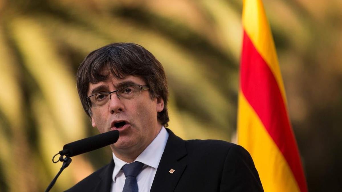 El presidente del gobierno regional catalán, Carles Puigdemont, pronuncia un discurso en el marco de una ceremonia de ofrendas de coronas conmemorativas del 77 aniversario de la muerte del líder catalán Lluis Companys en el Cementerio de Montjuic en Barcelona el 15 de octubre de 2017.