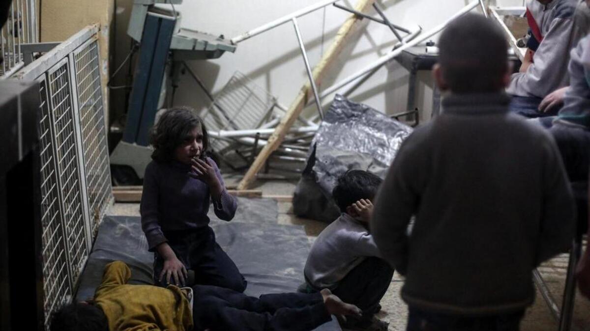 Varios niños heridos esperan a recibir tratamiento médico en un hospital de campaña tras un ataque aéreo perpetrados supuestamente por las fuerzas leales al gobierno sirio en la ciudad sitiada de Douma, Siria, el 4 de abril de 2017.