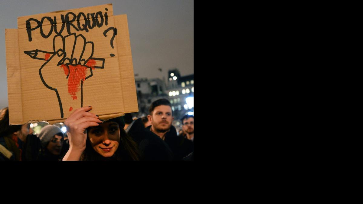 
Una mujer sostiene un cartel donde se lee "Por qué?", durante una vigilia el miércoles 7 de enero de 2015 en la céntrica plaza de Trafalgar en Londres (Reino Unido), en señal de rechazo al atentado perpetrado en la sede del semanario satírico francés "Charlie Hebdo" en la ciudad de París.
