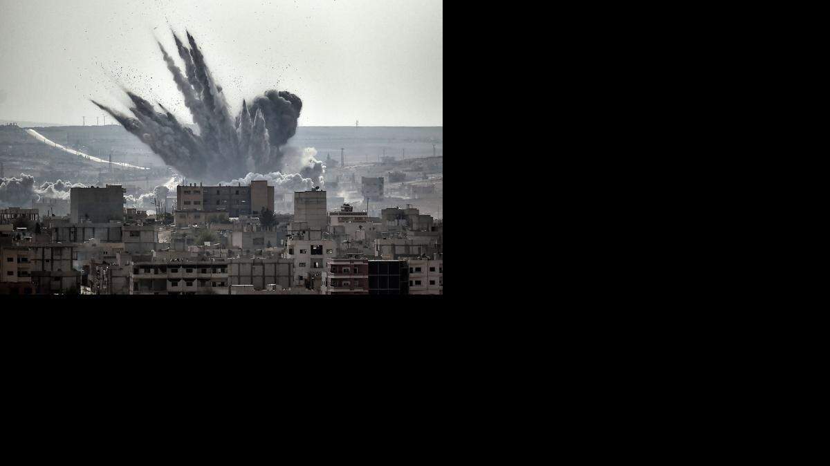 
Al menos 50 combatientes del grupo Estado Islámico (EI) murieron en las últimas 24 horas en Kobane, en uno de los peores reveses para los yihadistas.
