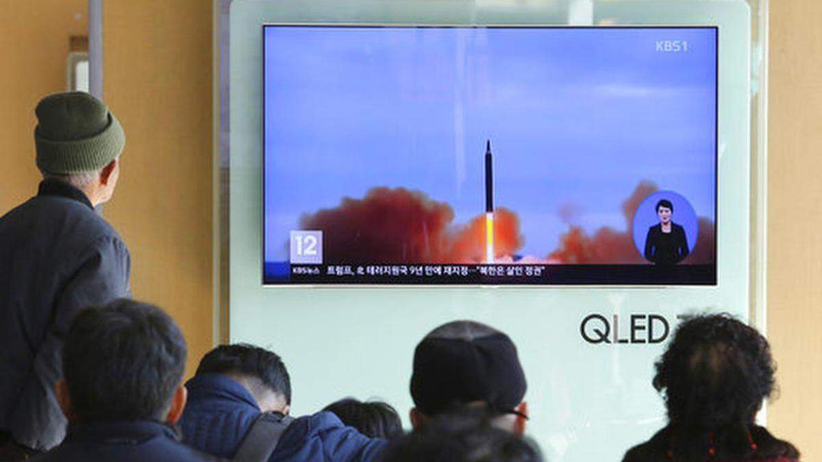 Varias personas miran por televisión escenas de archivo del lanzamiento de un misil norcoreano, en la estación ferroviaria de Seúl, Corea del Sur, el martes 21 de noviembre de 2017.