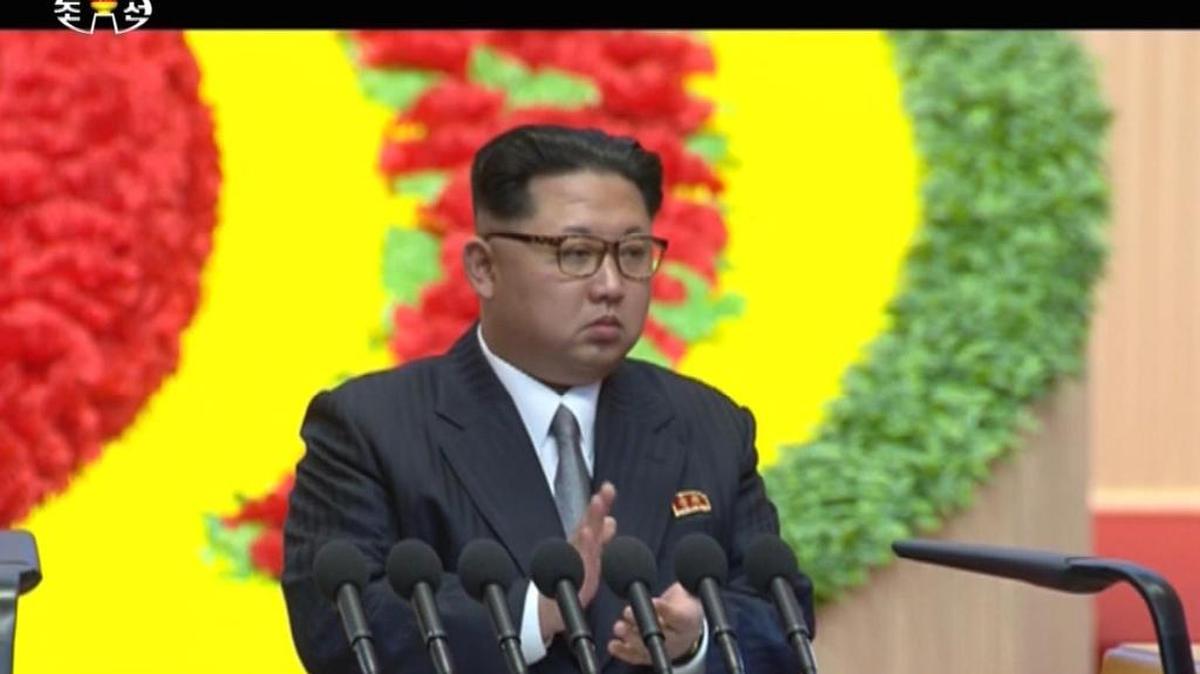 La imagen de Kim Jong-un vestido con un traje de chaqueta y corbata (estilo occidental) tanto en la inauguración como en el segundo día del Congreso dominó la jornada en Corea del Norte.