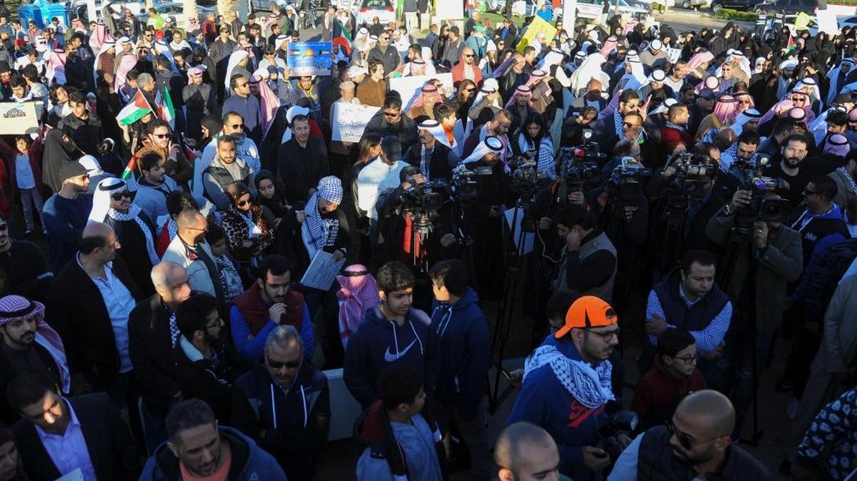 Un grupo de personas protesta en Kuwait, Kuwait, el sábado 9 de diciembre del 2017 por el anuncio del presidente Donald Trump de reconocer a Jerusalén como la capital de Israel.