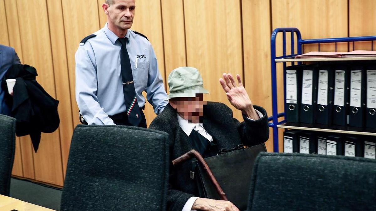 El antiguo guardia del campo de concentración nazi de Stutthof Johann R. a su llegada a su juicio en los juzgados de Münster (Alemania) el 6 de noviembre de 2018.