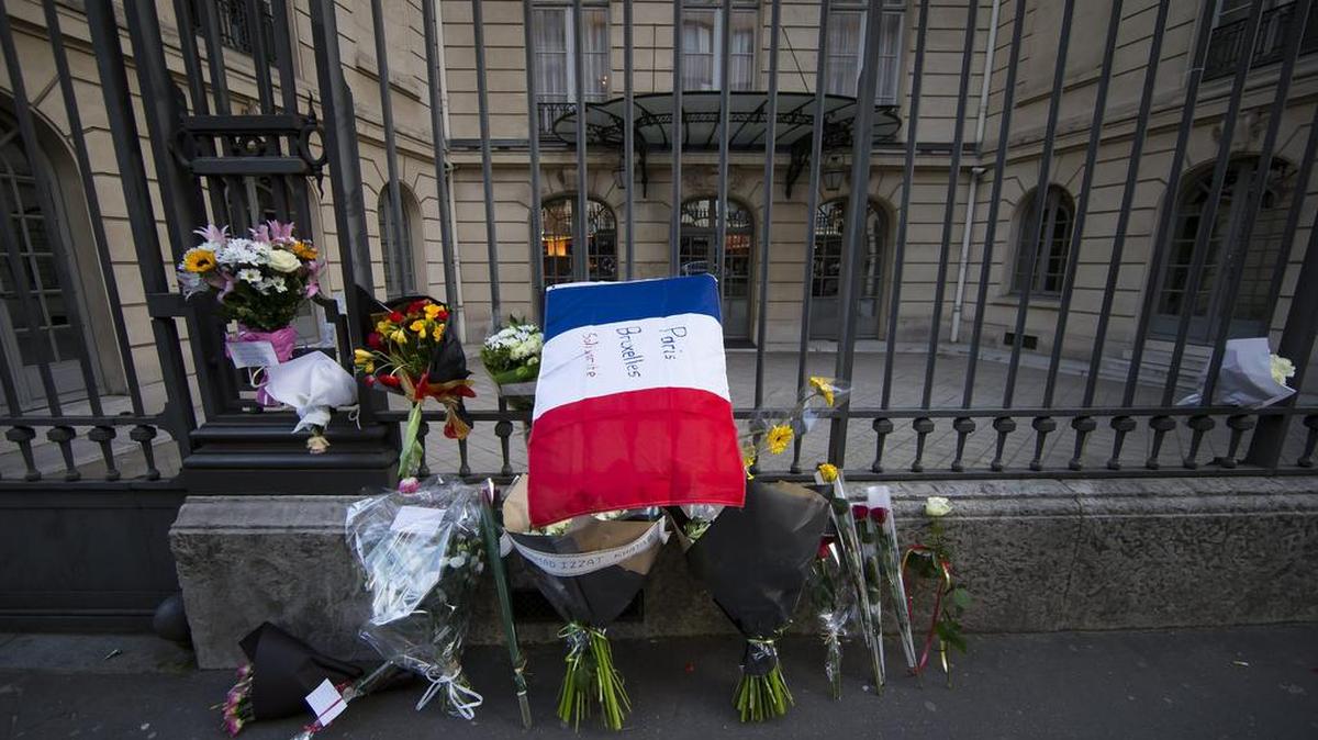 Vista de flores y ofrendas frente a la Embajada belga en París (Francia) este martes 22 de marzo de 2016, en honor a las víctimas de los ataques en Bruselas.