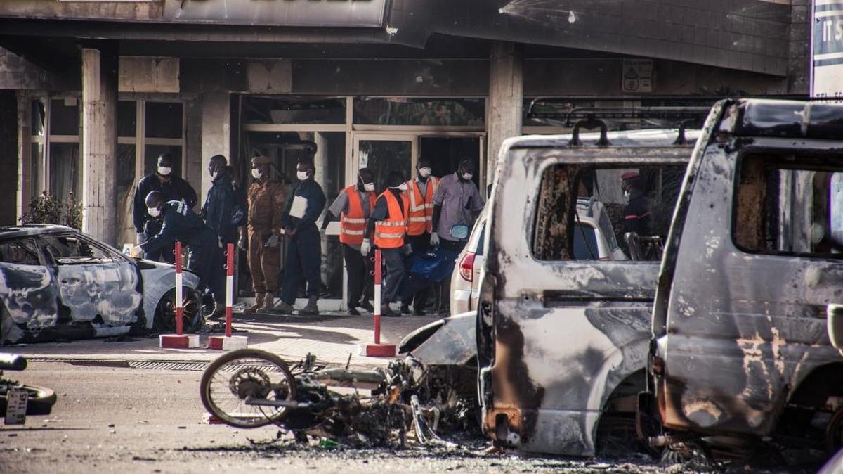 Investigadores sacan un cadáver del Hotel Splendid en la capital de Burkina Faso este sábado, tras un atentado yihadista que ha dejado al menos 27 muertos.