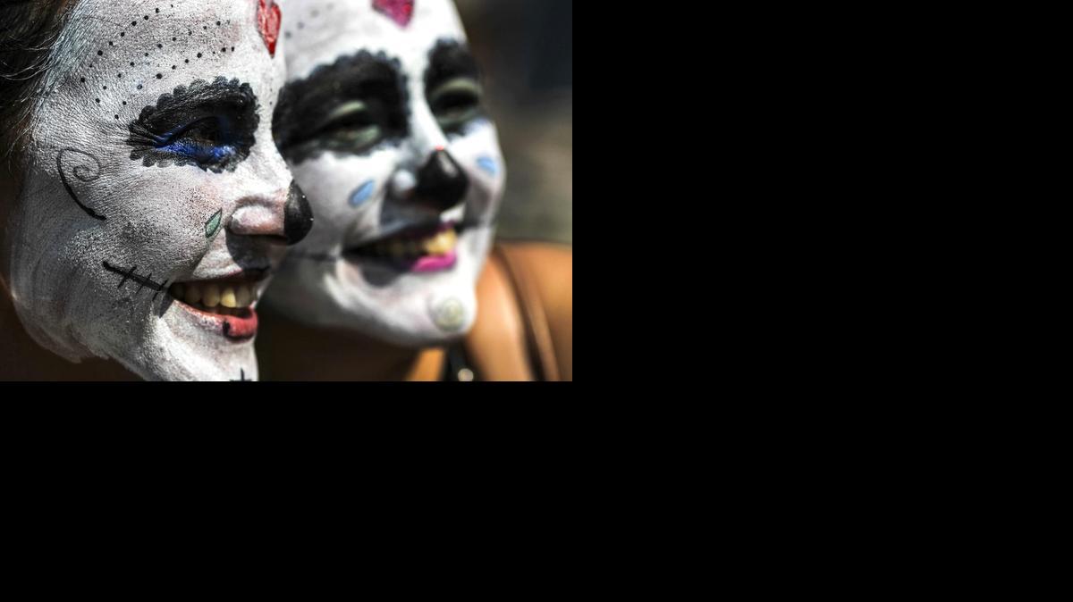 
Uno de los blocos de carnaval más tradicional de Brasil, El "Cordão do Bola Preta", desfila por las principales calles del barrio de centro de la ciudad, llevando millares de personas a bailar el primer día de carnaval. Ese año el "Cordão do Bola Preta" celebra 97 años de carnaval.
