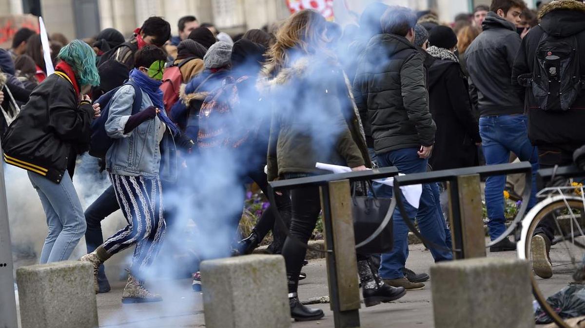 Miles de trabajadores y estudiantes desfilaban el miércoles en Francia contra impopular reforma laboral.