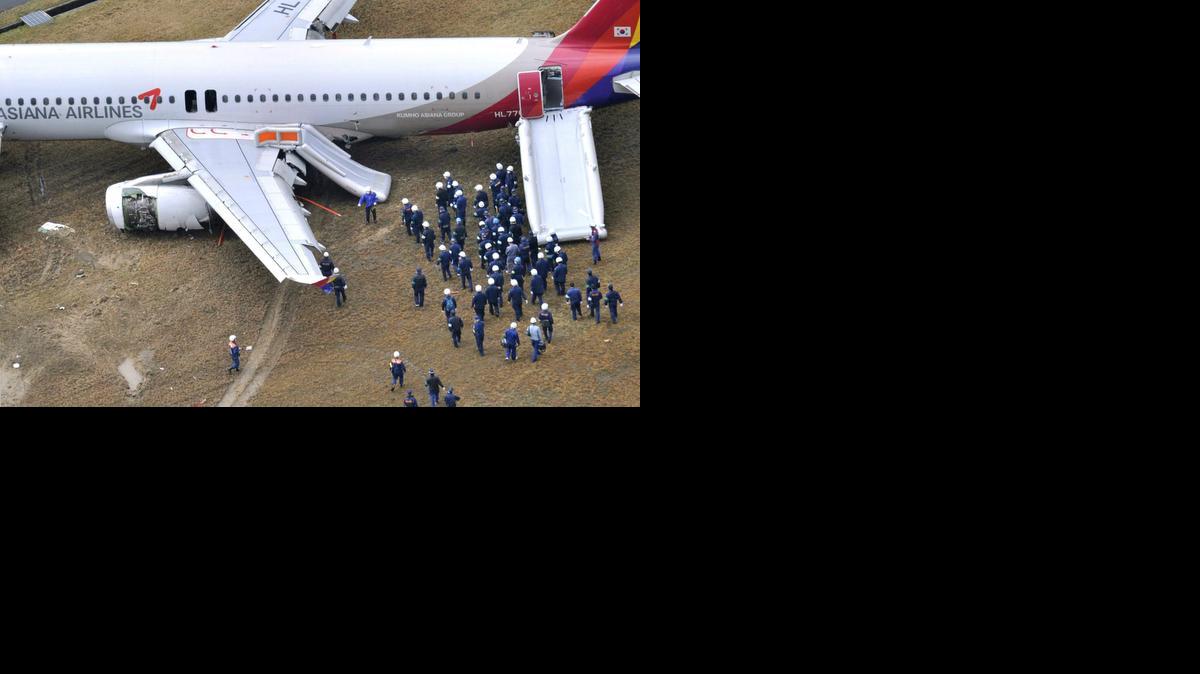 
Un grupo de trabajadores e investigadores rodean una aeronave de Asiana Airlines en Hiroshima, Japón. Un avión de esa aerolínea de Corea del Sur se salió de la pista, hiriendo a 27 personas este miércoles.
