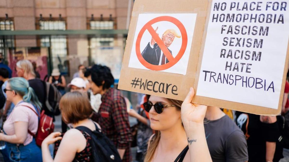Un manifestante sostiene una pancarta durante la llamada marcha “Helsinki Calling” hacia la Plaza del Senado para defender los derechos humanos, la libertad de expresión y la democracia el 15 de julio de 2018, antes de la llegada del presidente estadounidense a una cumbre con su homólogo ruso en la capital finlandesa Helsinki.