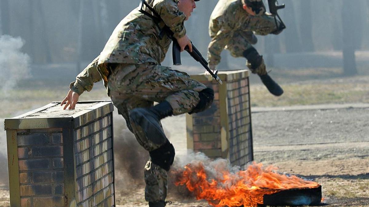 
Soldados ucranianos participan en ejercicios militares conjuntos con las fuerzas estadounidenses en una foto de archivo.

