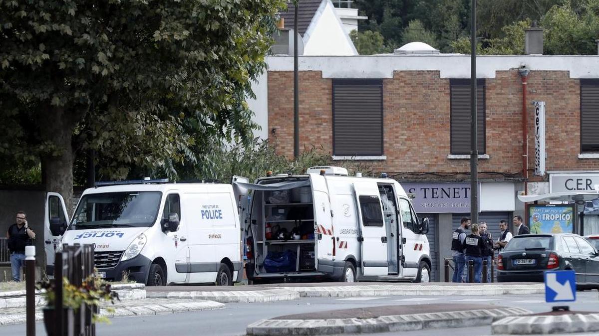 Varios policías aseguran el perímetro durante una opeación antiterrorista en Villejuif, en París, Francia, el 6 de septiembre de 2017. Las autoridades francesas han hallado productos susceptibles de ser utilizados para fabricar explosivos en un apartamento que ha provocado la apertura de una investigación a cargo de la Fiscalía antiterrorista de París, dos personas han sido detenidas, según medios franceses.