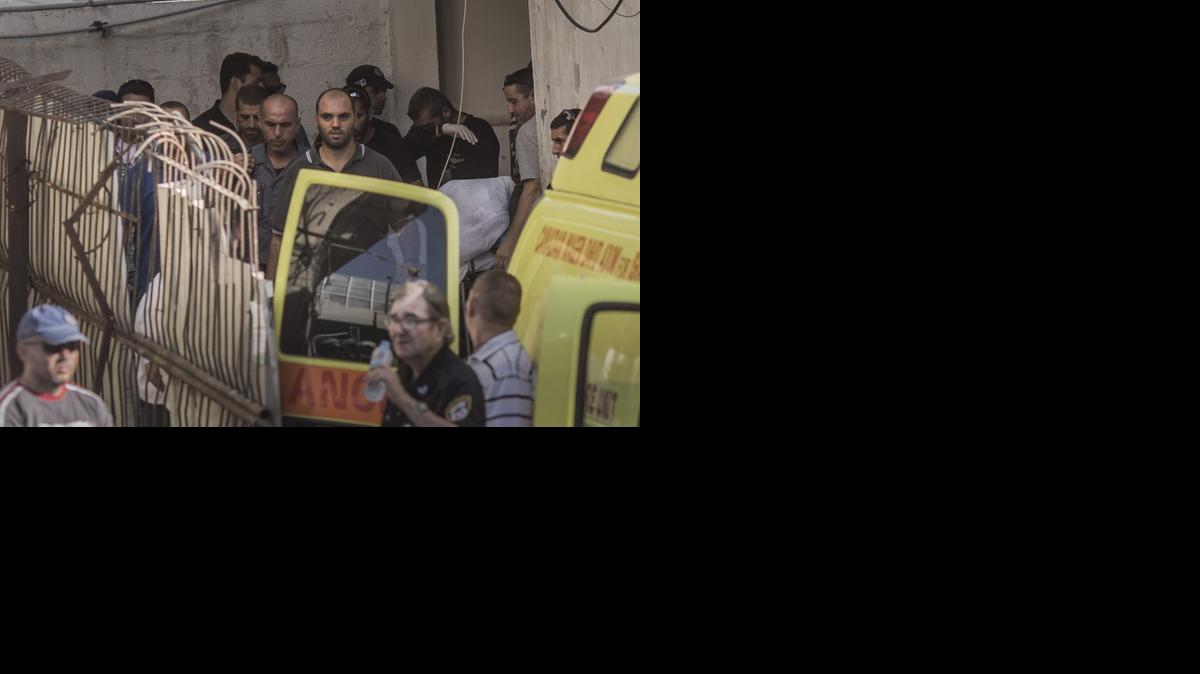 
El palestino Nour Ab Hashye (centro) es escoltado a una ambulancia tras haber sido detenido acusado de haber apuñalado a un soldado israelí en Tel Aviv.


