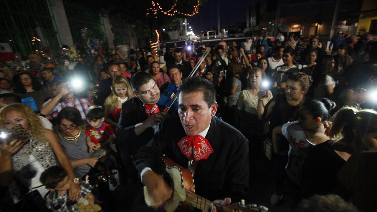 Mariachis tocan afuera de la casa del artista mexicano Juan Gabriel este viernes 2 de septiembre de 2016, en Ciudad Juárez (México). EFE/MARIO GUZMÁN