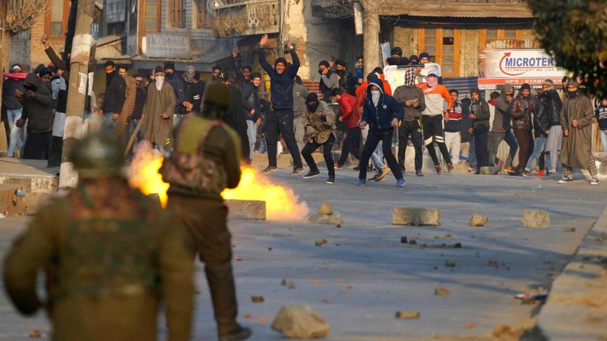 Manifestantes se enfrentan a la policía india durante enfrentamientos en Srinagar, en la Cachemira india, el 19 de enero del 2018.