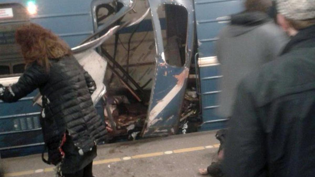 Fotograma de un vídeo facilitado por megapolisonline.ru vía VKontakte (VK) que muestra a las víctimas del atentado terrorista ocurrido en el metro de San Petersburgo, Rusia el 3 de abril de 2017.