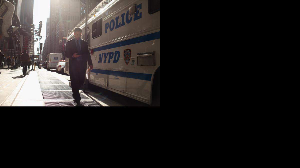 
La policia de Nueva York, en la mira por uso excesivo de la fuerza, busca descomprimir la tensión con las minorías mediante mayor “transparencia” en casos polémicos como el de Ferguson. 
