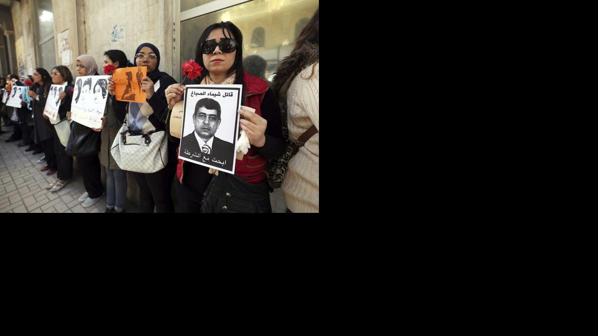 
Una mujer egipcia grita consignas el jueves y sostiene un cartel con la imagen del ministro del Interior egipcio, Mohamed Ibrahim, en la que se lee “Asesino Shaima Sabag”, durante una protesta en el centro de El Cairo.


