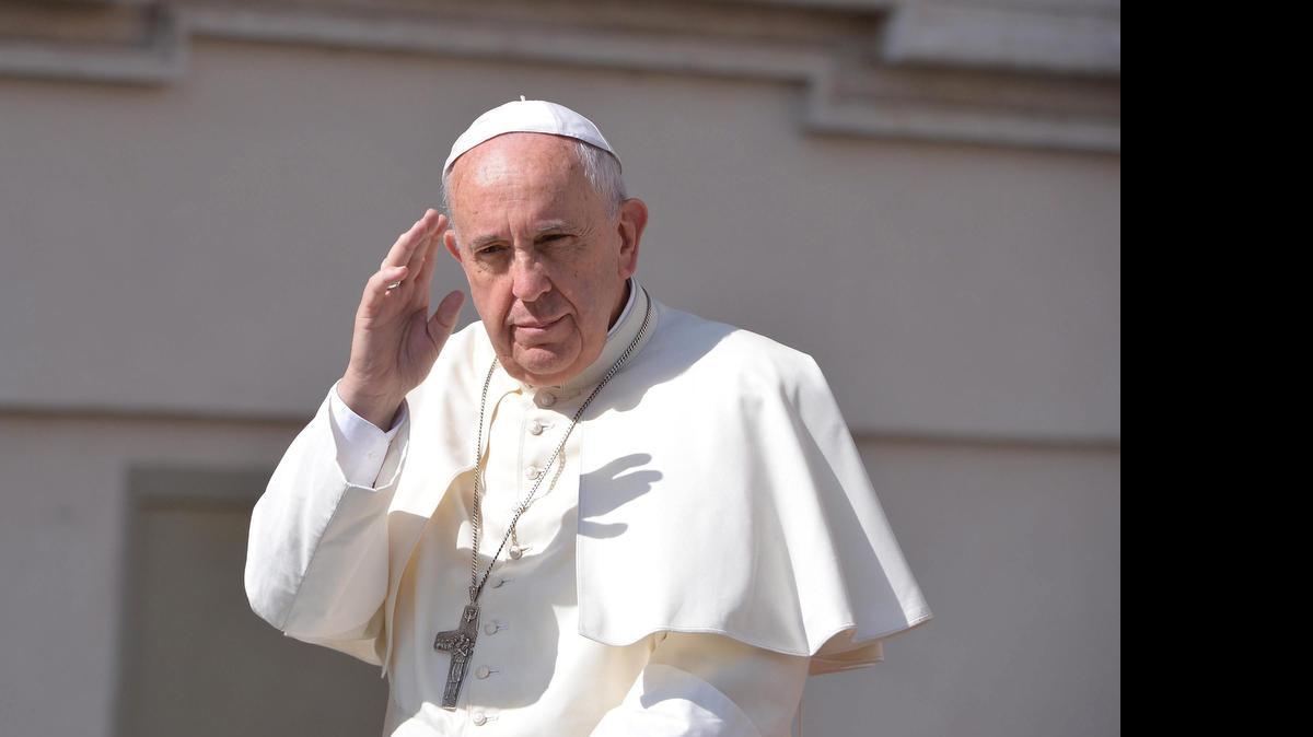
El papa Francisco saluda a los fieles congregados en la Plaza de San Pedro durante la audiencia general de los miércoles celebrada hoy, 17 de junio de 2015, en El Vaticano. Francisco pidió esfuerzos a la comunidad internacional para que actúe de manera concorde y eficaz para prevenir las causas de las migraciones forzadas. 
