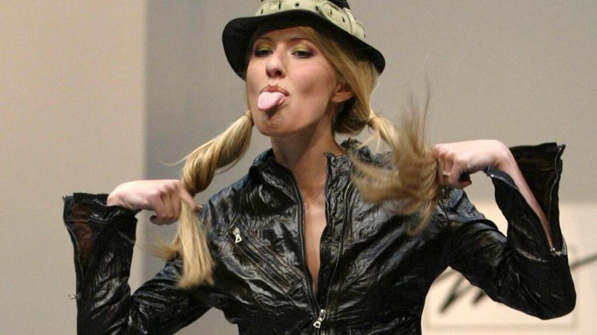 Fotografía de archivo del 23 de mayo de 2003 que muestra a la periodista, actriz y presentadora de televisión Ksenia Sobchak mientras desfla en la Semana de la Moda de Moscú.